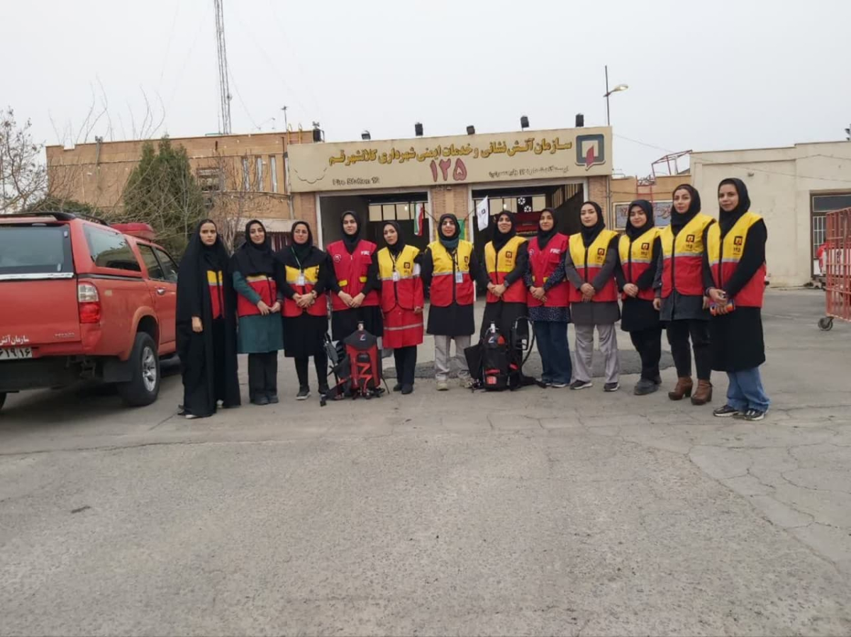 خدمات‌رسانی 17 داوطلب خانم آتش‌نشان به زائران نیمه شعبان در قم